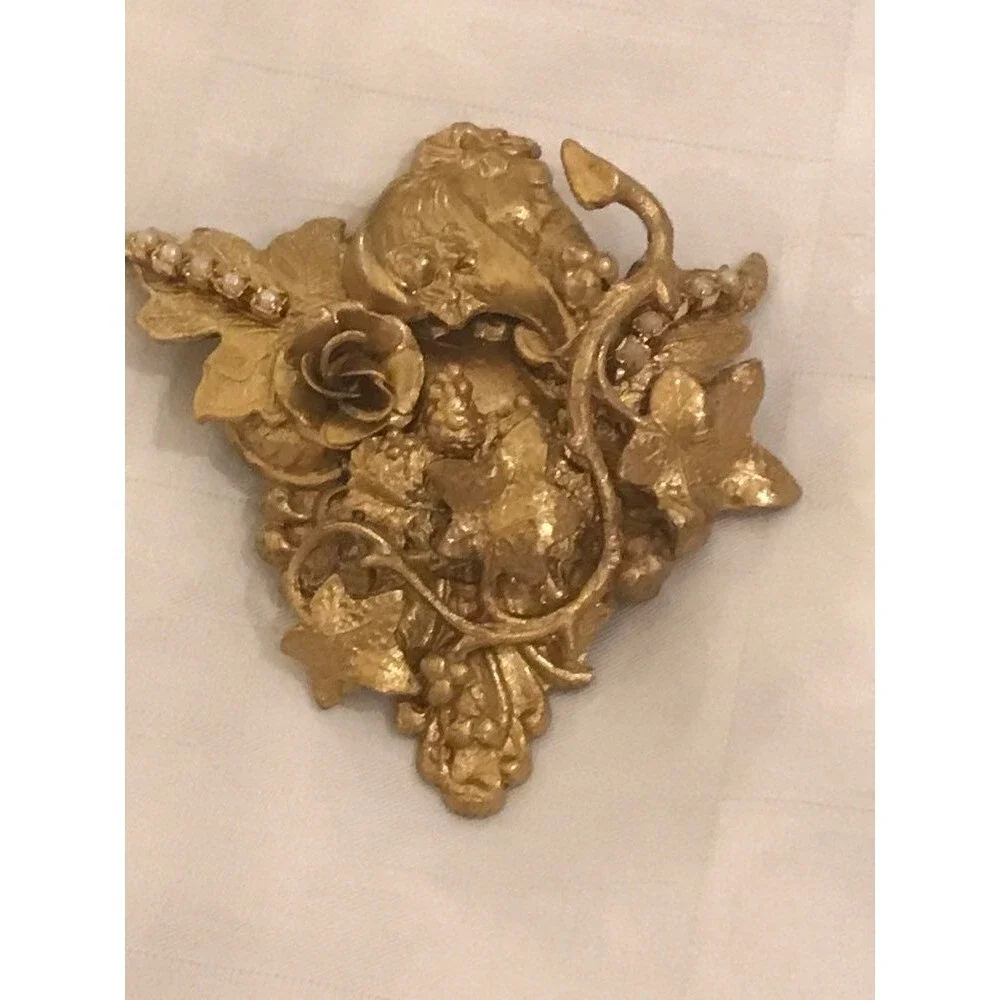 Unique, 3D Gold tone Broach